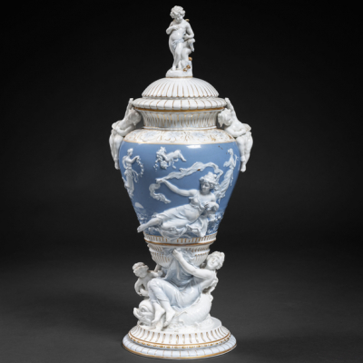 Gran jarrón en porcelana alemana del siglo XIX-XX.  Decorado con escenas clásicas en relieve y decoración en dorado.