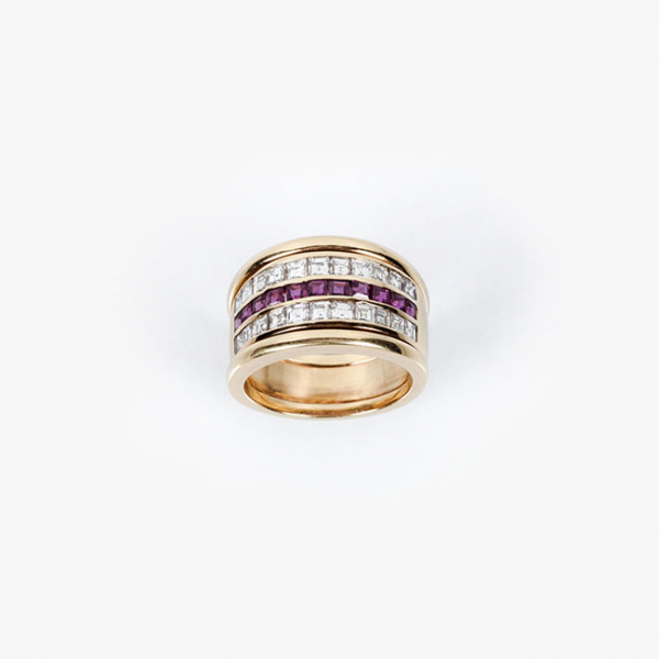 Sortija ancha en sólida montura oro amarillo 18 K, con una banda central de bellos rubíes calibrados 