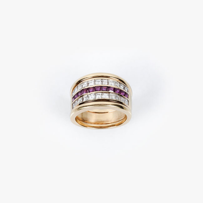 Sortija ancha en s&oacute;lida montura oro amarillo 18 K, con una banda central de bellos rub&iacute;es calibrados 