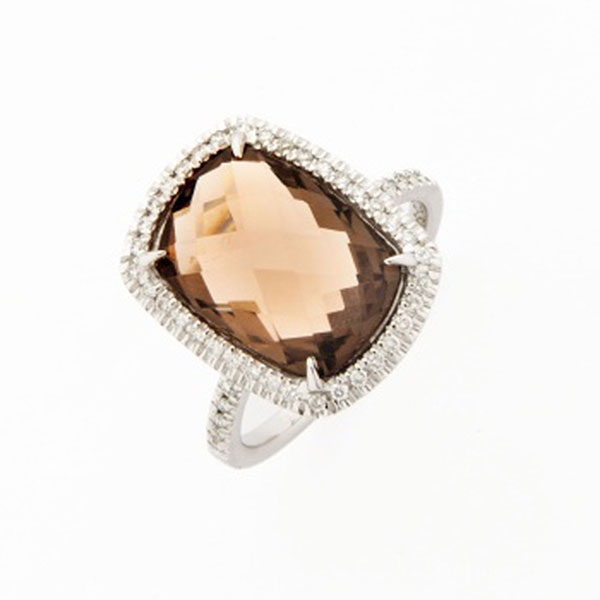 Sortija en oro blanco con zafiro central fumé, orla de diamantes talla brillante y diamantes a los lados.