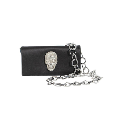 PHILIPP PLEIN. Bolso de hombro en satén de tonalidad negra con cadena y calavera en metal plateado.  