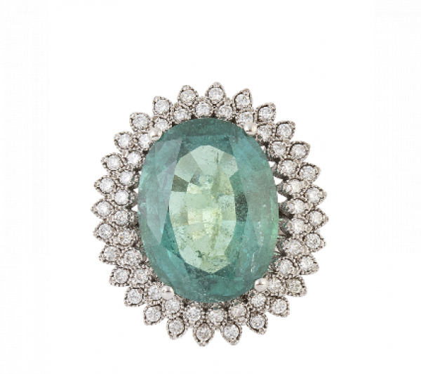 Sortija oval con esmeralda central de 9,97 ct con doble orla escalonada de brillantes.   En oro blanco de 14K.