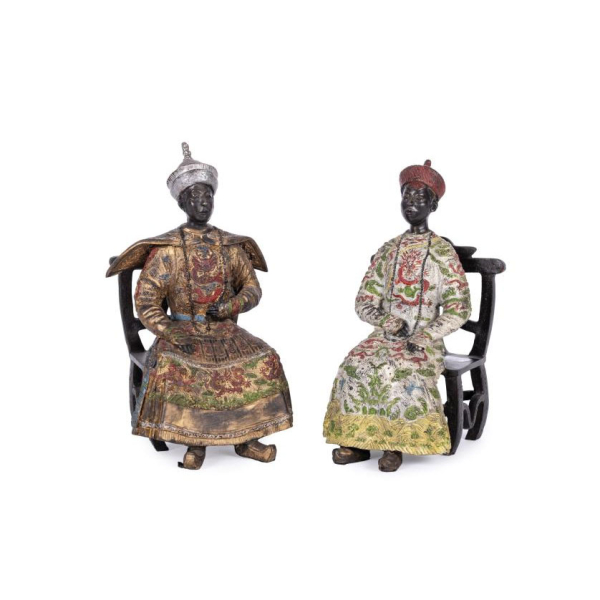 Pareja de dignatarios chinos decorativos en bronce esmaltado S. XX. 
