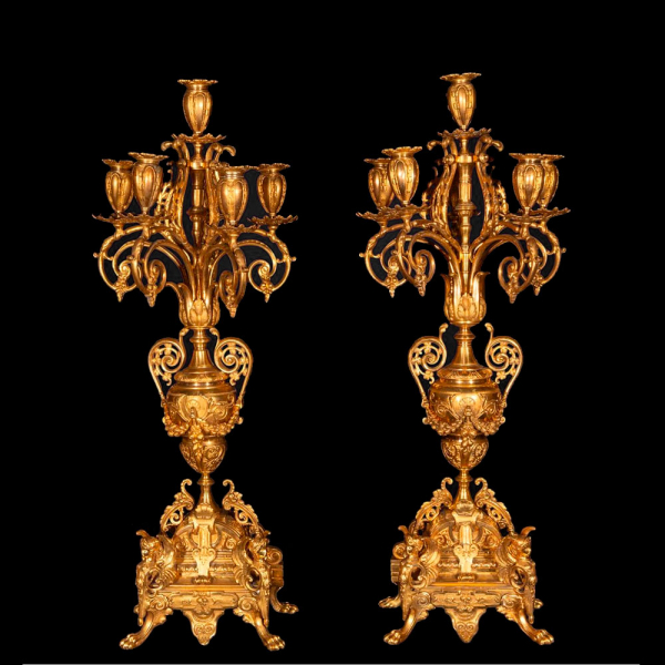 Magn&iacute;fica Gran Pareja de Candelabros Restauraci&oacute;n franceses en bronce dorado, siglo XIX.