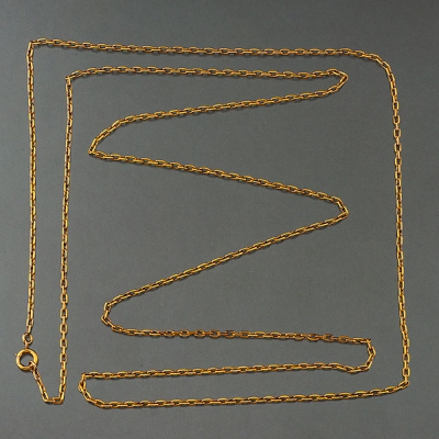 Cadena de eslabones de gran longitud en oro amarillo de 18 kt.