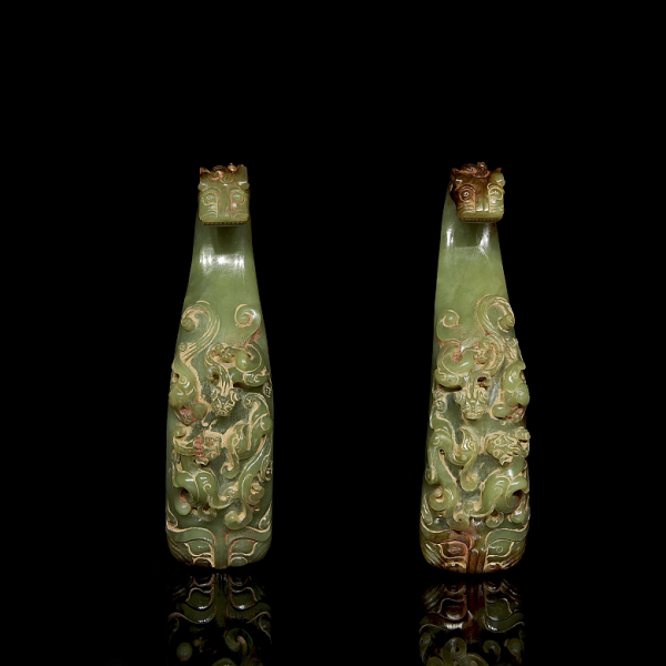 Pareja de ganchos de cinturón en jade amarillo "Dragones y taotie", período Reinos Combatientes. 