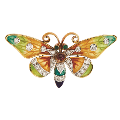 Broche-colgante diseño mariposa en oro bicolor, diamantes talla brillante, esmeraldas talla redonda, cabujón de rubí y esmalte.