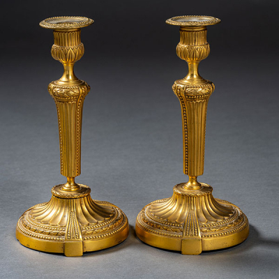 Pareja de candeleros franceses estilo Luís XVI en bronce dorado del siglo XIX.
