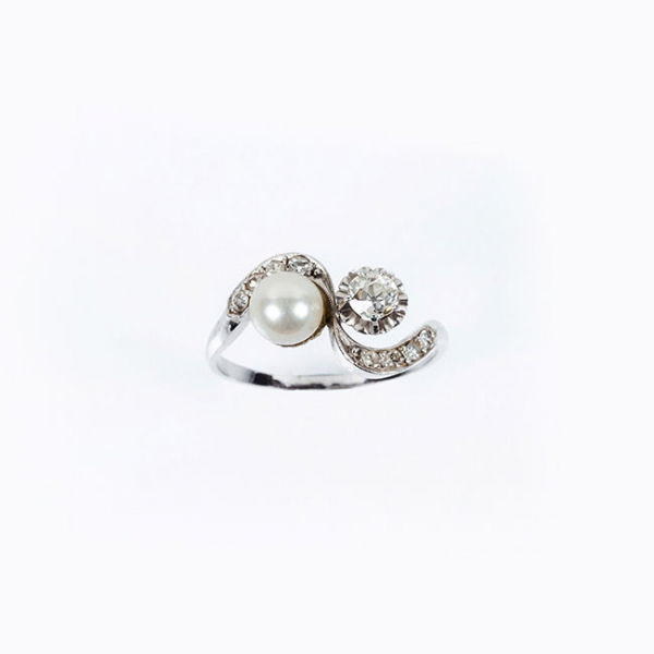 Bella sortija 't&uacute; y yo' antigua, en platino, con una perlita (6,2 mm) y un limpio y blanco diamante natural, talla 'cushion' antigua 