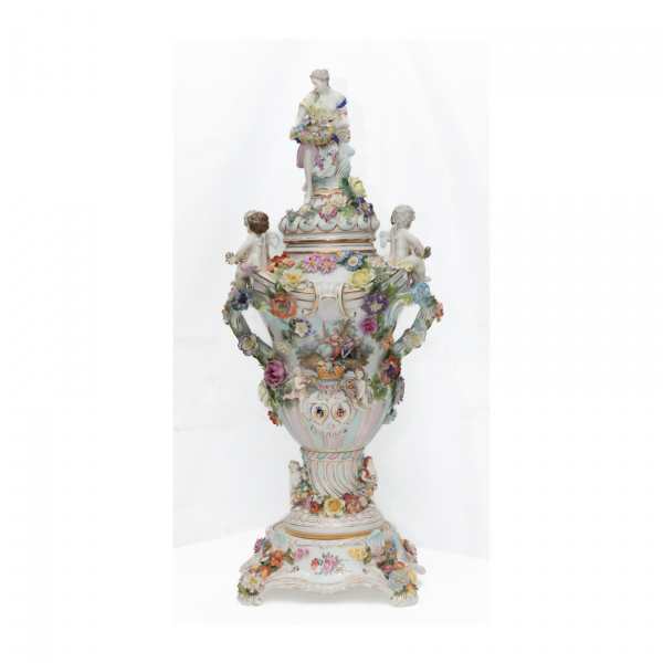 Jarrón con tapa en porcelana esmaltada alemana de Desdren con motivos florales y querubines en relieve, ppios. del s.XX.