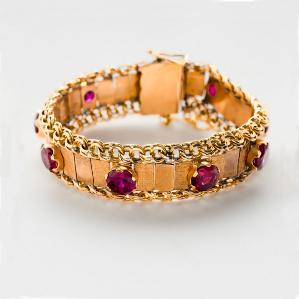 Pulsera articulada en oro mate y brillo con símiles de rubí talla redonda de 8 mm.