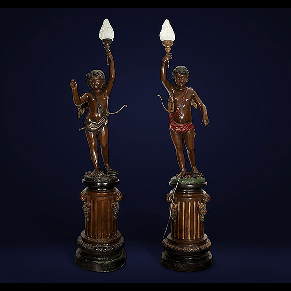Escuela Francesa del siglo XIX - Pareja de candelabros en forma de Cupidos de bronce pintado