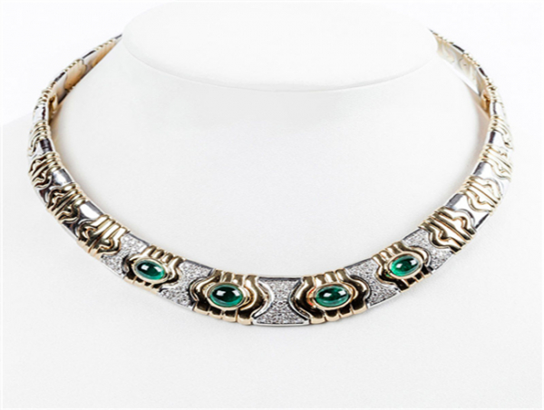 Elegante collar gargantilla esclava 'Cleopatra', en sólida montura articulada de oro blanco y amarillo con bellas esmeraldas colombianas y pavé de limpios y blancos diamantes talla brillante
