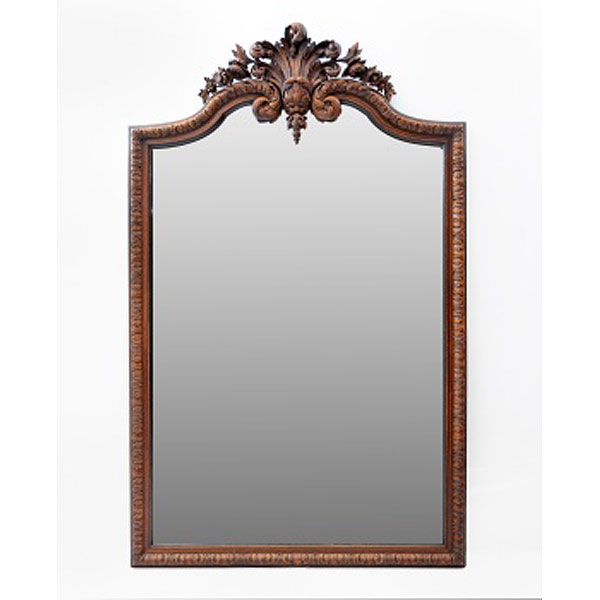 Espejo en madera de roble tallada con decoración vegetal y copete central. Estilo Luis XVI. Época Isabelina.