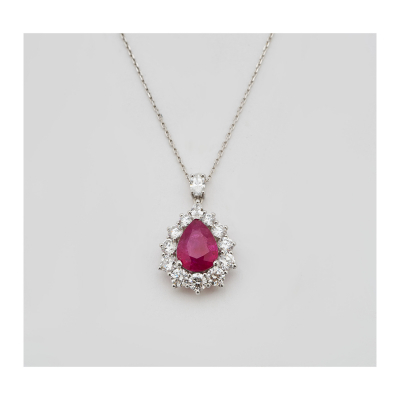 Gargantilla en oro blanco con diamante talla oval del cual pende un rosetón de rubí ( Burma ) 