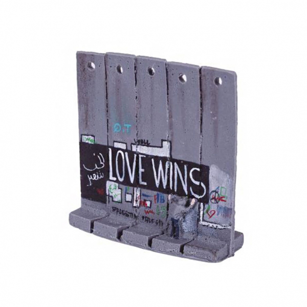 BANKSY. "The Walled off Hotel - (Love wins) (2017-2020)". M&uacute;ltiple realizado en resina y pintura. 