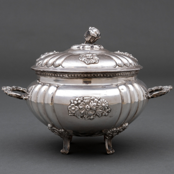 Sopera en plata española punzonada del siglo XX