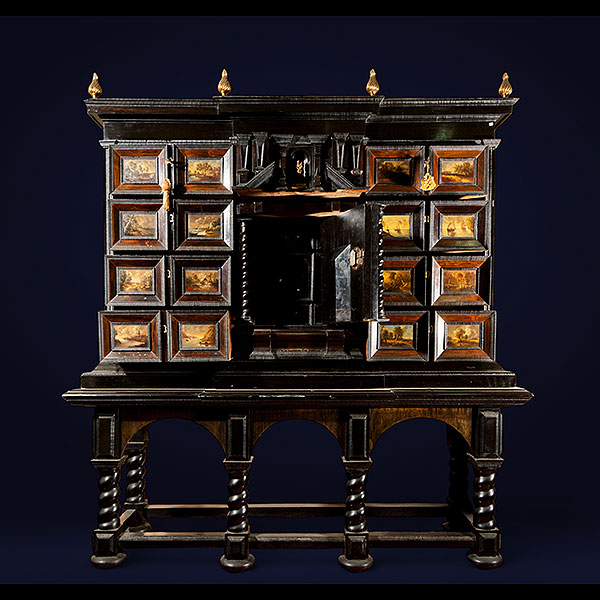 Gran Bargueño Holandés en madera de palisandro y ebonizado, con cajones pintados al óleo. Siglo XVIII. 
