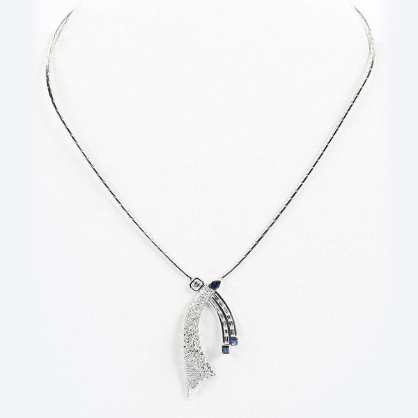 Collar-gargantilla de alta joyer&iacute;a en oro blanco 18 K con centro en forma de lazo de pa&ntilde;uelo, con limpio y blanco diamante natural talla esmeralda y diamantes, talla brillante 