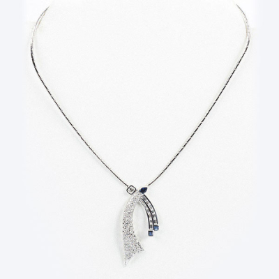Collar-gargantilla de alta joyer&iacute;a en oro blanco 18 K con centro en forma de lazo de pa&ntilde;uelo, con limpio y blanco diamante natural talla esmeralda y diamantes, talla brillante 