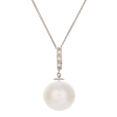 Colgante en oro blanco con barrita de diamantes talla brillante rematada por perla cultivada Australiana de 14 mm.