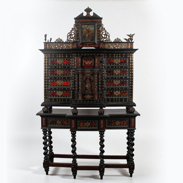Monumental Cabinet Napolitano en carey. Firmado. Siglo XVII.   Madera ebonizada con aplicaciones de carey y bronce dorado