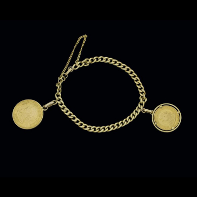  Pulsera de oro amarillo de 18 K. con moneda de cinco c&oacute;ndores chilenos y medalla conmemorativa de Juan XXIII.