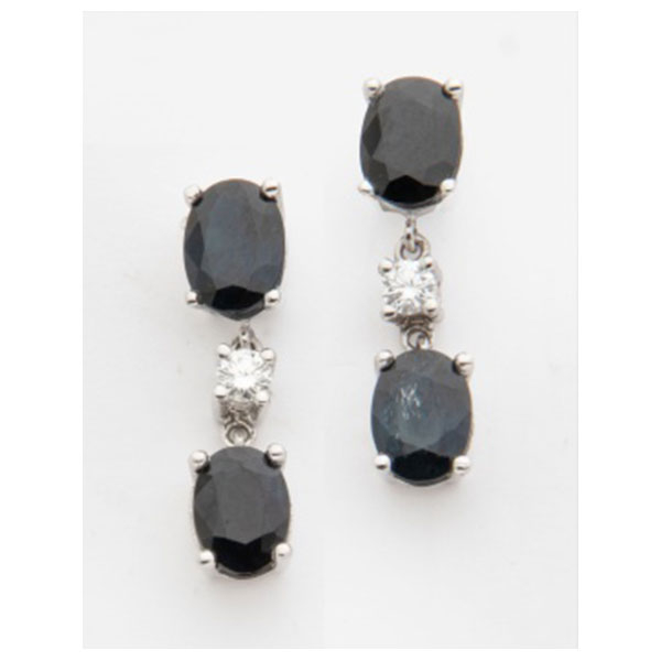 Pendientes largos en oro blanco con 2 zafiros azules talla oval y diamante talla brillante central con un peso total 0,14 cts. aprox.