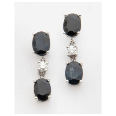 Pendientes largos en oro blanco con 2 zafiros azules talla oval y diamante talla brillante central con un peso total 0,14 cts. aprox.