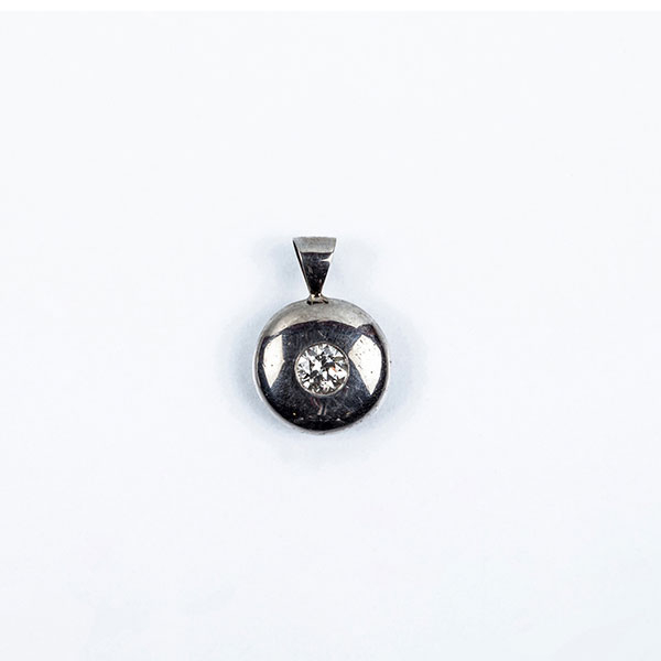 Colgante circular en platino u oro blanco con un limpio y blanco diamante central, talla brillante.