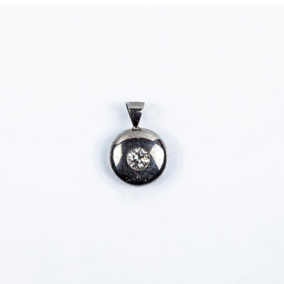Colgante circular en platino u oro blanco con un limpio y blanco diamante central, talla brillante.
