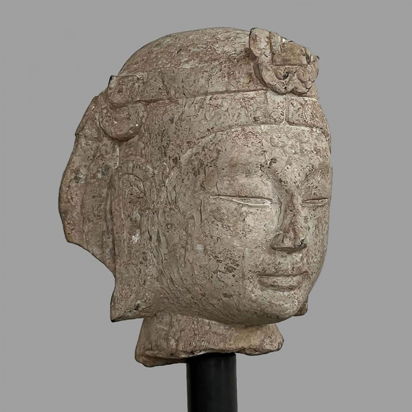 Cabeza del Bodhisattva Avalokitésvara “Kwan Yin” de belleza juvenil. Dinastía Qi del Norte 550 a 577  “Bei Qi”. Arenisca gris.