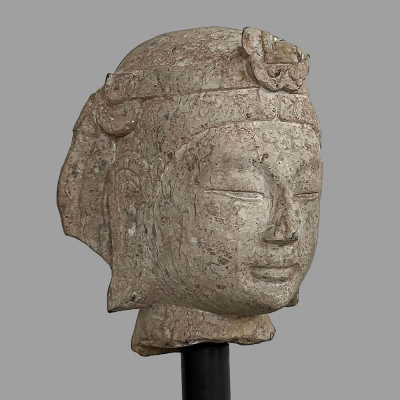 Cabeza del Bodhisattva Avalokitésvara “Kwan Yin” de belleza juvenil. Dinastía Qi del Norte 550 a 577  “Bei Qi”. Arenisca gris.