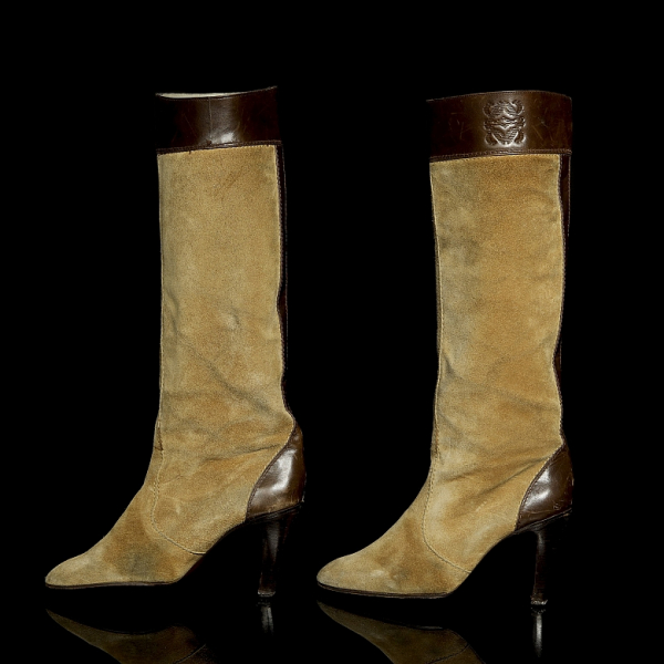 Loewe. Botas de ante de color tabaco y apliques en piel. 