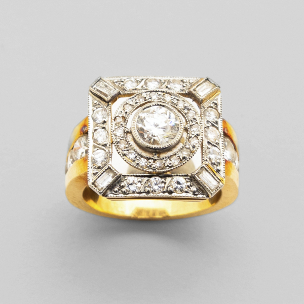 Sortija diseño cuadrado en oro bicolor con centro y brazos de diamantes tallas brillante, 8/8 y baguette.