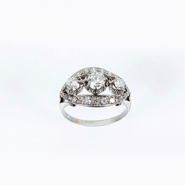 Bella sortija, antigua, art-decó, en platino y limpios y blancos diamantes 