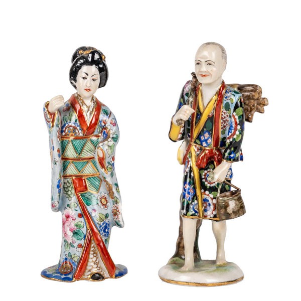 Pareja de personajes realizados en porcelana esmaltada, vidriada y dorada. Japón, S. XX.