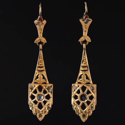 Pareja de pendientes largos isabelinos en oro amarillo de 18 kt con brillantes talla antigua.