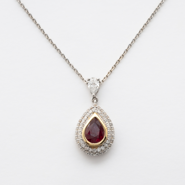 Gargantilla en oro blanco con diamante talla perilla rematado por rosetón de rubí (Burma) orlado por pavé de diamantes talla brillante. 