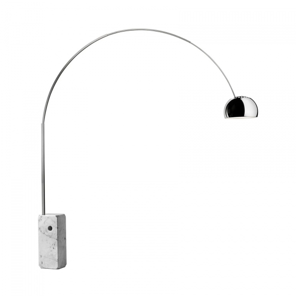 Achille Castiglioni (Milán, Italia, 1918-2002) y Pier Giacomo Castiglioni (Milán, Italia, 1913-1968) para Flos. Lámpara modelo «Arco» con brazo arqueado telescópico de tres sectores en acero inoxidable, con reflector orientable y regulable con base en mármol de Carrara veteado.