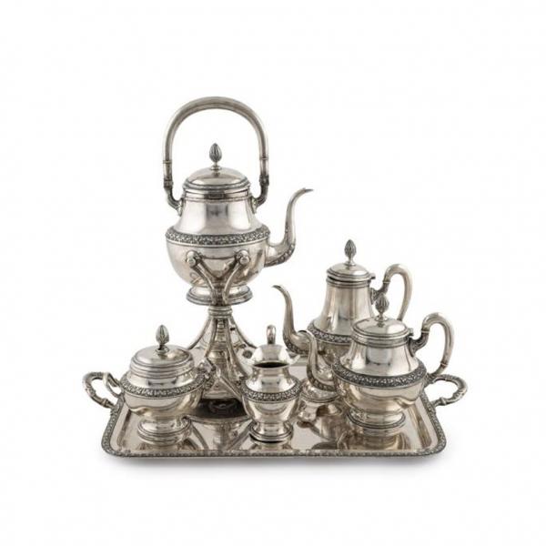 Elegante juego de café y té realizado en plata española punzonada, ley 916. España, circa 1920.  De Pérez Fernández.  