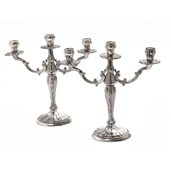 Pareja de candelabros de 3 brazos en plata con decoración vegetal. Estilo Luis XVI. Marcas de platero.  Época: S. XX