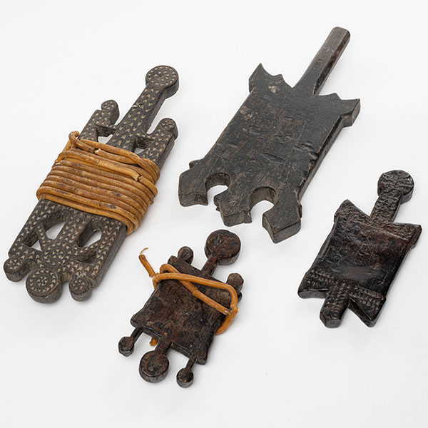 Conjunto de cuatro arguizaiolas vascas en madera del siglo XIX. 