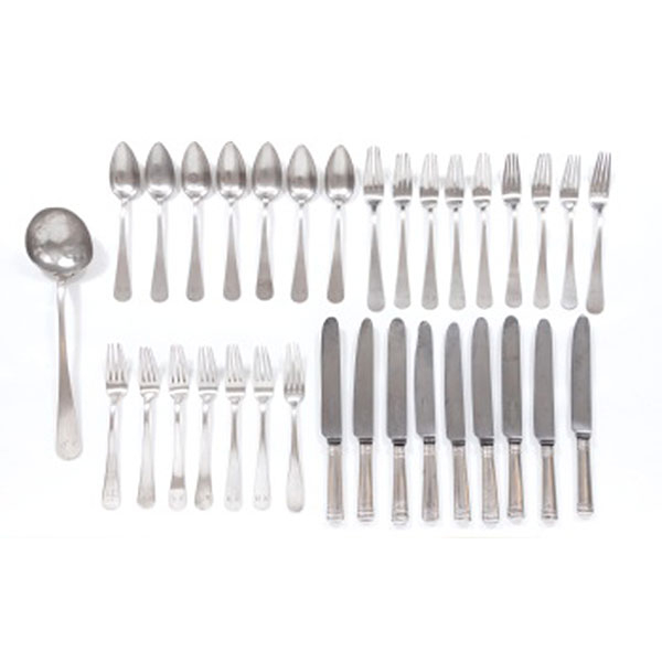 Cubertería en plata compuesta por 33 piezas: 7 cucharas de mesa, 16 tenedores de mesa y 9 cuchillos de mesa y cazo. Estilo Regencia. Marcas del platero Ampudia.