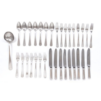 Cubertería en plata compuesta por 33 piezas: 7 cucharas de mesa, 16 tenedores de mesa y 9 cuchillos de mesa y cazo. Estilo Regencia. Marcas del platero Ampudia.