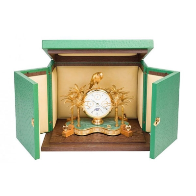 Reloj de sobremesa realizado por la firma joyera Mouawad. La base, en placas de piedra verde y metal dorado.