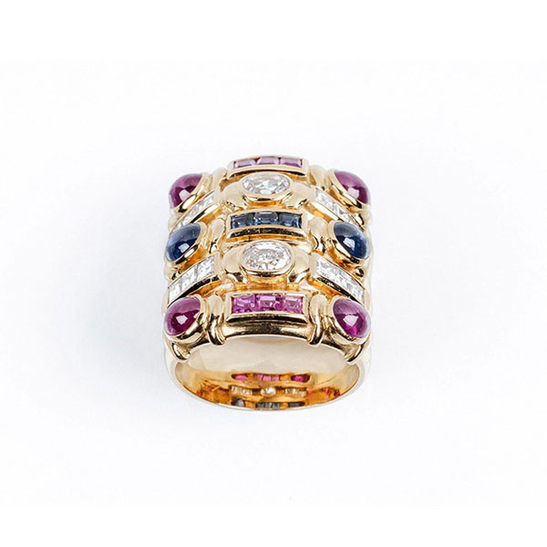 Sortija ancha vintage, de alta joyería, en sólida montura de oro amarillo, con bandas alternadas de rubíes y zafiros