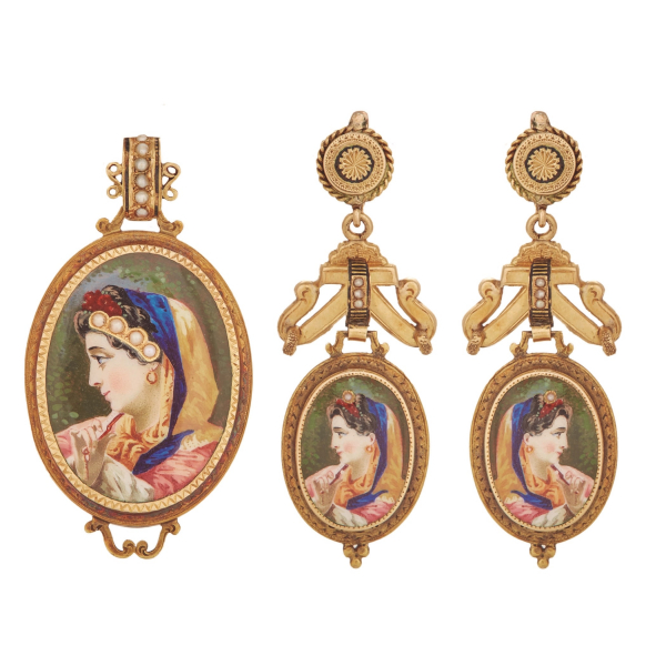 Juego de pendientes largos y colgante en oro, perlas de aljofar y esmalte con representación de busto femenino, tercer cuarto del s.XIX.