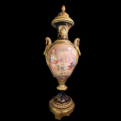 Majestuoso Jarrón Rotatorio de Sèvres: Arte y Sofisticación en la Francia del Siglo XIX. 