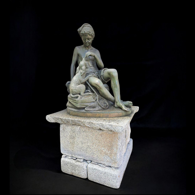Escuela Francesa del siglo XIX &quot;El niño cazador&quot;, Firmado E.Martin.  Bronce con patina verde.